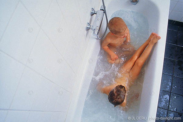 enfants dans le bain - children in the bath